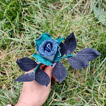 Mon projet du cours : Fleurs en tissu : créez des accessoires en 3D avec du jeans. Floral, Plant Design, and Textile Design project by coralinega - 03.04.2023