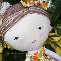 Mi proyecto del curso: Muñecos de tela: diseño, costura y creación de contenido. Un projet de Artisanat, Conception de jouets, Réseaux sociaux, Photographie smartphone, Photographie de produits, Couture, Photographie pour Instagram , et Confection de patrons et vêtements de Laura Castella - 03.03.2023