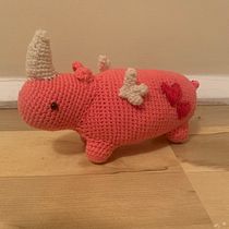 Con ustedes... El Cupidoceronte <3. Arts, Crafts, To, Design, Fiber Arts, DIY, Crochet, Amigurumi, and Textile Design project by ecml96 - 03.06.2023