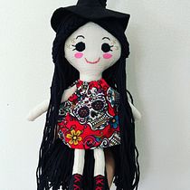 Mi proyecto del curso: Muñecos de tela: diseño, costura y creación de contenido. Un projet de Artisanat, Conception de jouets, Réseaux sociaux, Photographie smartphone, Photographie de produits, Couture, Photographie pour Instagram , et Confection de patrons et vêtements de Adriana - 03.03.2023