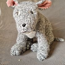 Mój projekt z kursu: Dzierganie realistycznych maskotek: wykonaj pieska z wełny. Fiber Arts, DIY, Knitting, and Textile Design project by ewa.sieniawska.trzaskalik - 03.10.2023