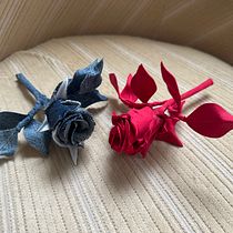 Mein Abschlussprojekt für den Kurs: Stoffblumen: Kreiere 3D-Accessoires aus Jeansstoff. Un proyecto de Diseño floral, vegetal y Diseño textil de Sabine-Ines Reip - 13.03.2023