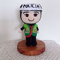 Mi proyecto del curso: Amigurumis: personas tejidas a crochet. Arts, Crafts, To, Design, Fiber Arts, Crochet, Amigurumi, and Textile Design project by luciafaching - 03.11.2023