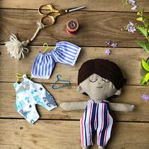 Mi proyecto del curso: Muñecos de tela: diseño, costura y creación de contenido. Un projet de Artisanat, Conception de jouets, Réseaux sociaux, Photographie smartphone, Photographie de produits, Couture, Photographie pour Instagram , et Confection de patrons et vêtements de Carla Merlo - 13.03.2023