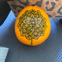 End project: dahlia on an orange. Un progetto di Design di tatuaggi di ambervdhil - 15.03.2023