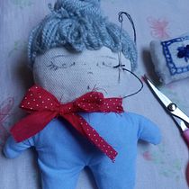 Meu projeto do curso: Bonecas de pano: design, costura e criação de conteúdo. Un projet de Artisanat, Conception de jouets, Réseaux sociaux, Photographie smartphone, Photographie de produits, Couture, Photographie pour Instagram , et Confection de patrons et vêtements de Sonia Manzoli - 18.03.2023