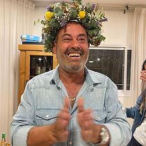 happy birthday with seasonal flowers. Accessor, Design, Fashion Design, DIY, Floral, and Plant Design project by Or Osnat - 03.18.2023