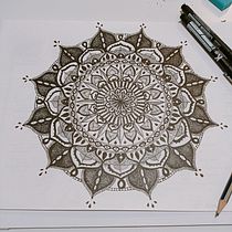 Il mio progetto del corso: L'arte del mandala: disegna motivi geometrici. Drawing & Ink Illustration project by chiara.catgiu20 - 03.19.2023