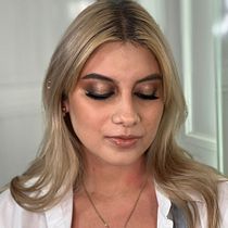 Mi proyecto del curso: Introducción a las técnicas profesionales de maquillaje. Projekt z dziedziny Kino, film i telewizja,  Manager art, st, czn, Projektowanie mod i  Fotografia mod użytkownika Valentina Benavides Diaz - 21.03.2023