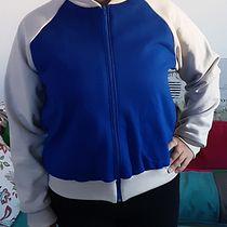 Mi proyecto del curso: Corte y confección de una cazadora bomber desde cero. Design de moda, Costura, e Modelagem e confecção projeto de Alejandra Flores - 21.03.2023