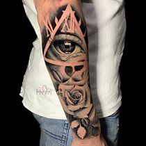 Il mio progetto del corso: Tecniche di colore per tatuaggi. Un progetto di Illustrazione tradizionale, Disegno, Illustrazione digitale, Design di tatuaggi e Disegno digitale di Giada Rafaschieri - 25.03.2023