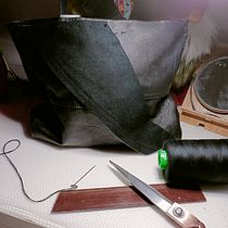 Mi proyecto del curso: Creación de bolsos de piel personalizados cosidos a mano. Un projet de Création d'accessoires, Artisanat, St, lisme , et Couture de Andreea Iordache - 25.03.2023