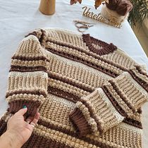 sweater Berry. Un progetto di Fashion design, Fiber Art, Uncinetto e Textile Design di cibras78 - 29.03.2023