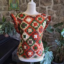 Mi proyecto del curso: Grannies de crochet: haz tu propio suéter. Un progetto di Fashion design, Fiber Art, DIY, Uncinetto e Textile Design di Elena Rosa Cruz Jiménez - 29.03.2023
