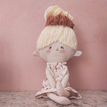 My project for course: Fabric Dolls: Design and Content Creation. Un projet de Artisanat, Conception de jouets, Réseaux sociaux, Photographie smartphone, Photographie de produits, Couture, Photographie pour Instagram , et Confection de patrons et vêtements de Matylda Czypicka - 01.04.2023