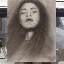 Il mio progetto del corso: Ritratto artistico al carboncino: creare atmosfere. Ilustração tradicional, Artes plásticas, Desenho, Desenho de retrato, Desenho realista, e Desenho artístico projeto de Francesco Loprevite - 03.04.2023