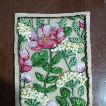 Mi proyecto del curso: Técnicas de bordado para motivos florales en fieltro. Un progetto di Design di accessori, Artigianato, Pattern design, Illustrazione botanica e Textile Design di Maria Jose Tafolla Mata - 03.04.2023