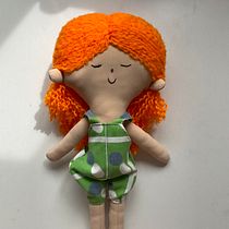 Mi proyecto del curso: Muñecos de tela: diseño, costura y creación de contenido. Un projet de Artisanat, Conception de jouets, Réseaux sociaux, Photographie smartphone, Photographie de produits, Couture, Photographie pour Instagram , et Confection de patrons et vêtements de chikinit - 04.04.2023