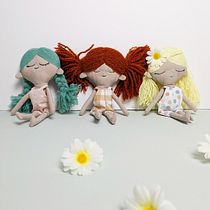 Mis 3 haditas. Anne, Luna y Azul. Un projet de Artisanat, Conception de jouets, Réseaux sociaux, Photographie smartphone, Photographie de produits, Couture, Photographie pour Instagram , et Confection de patrons et vêtements de Raquel - 01.04.2023
