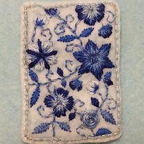 My project for course: Embroidery Techniques for Floral Patterns on Felt . Un progetto di Design di accessori, Artigianato, Pattern design, Illustrazione botanica e Textile Design di Olga Steinfeld - 12.04.2023