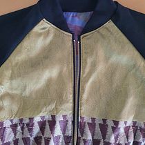 My First Bomber Jacket <3. Un projet de St, lisme, Couture , et Confection de patrons et vêtements de larisa.stanescu - 15.04.2023