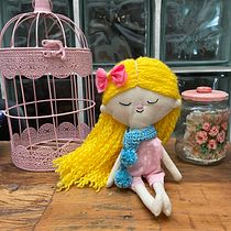 Meu projeto do curso: Bonecas de pano: design, costura e criação de conteúdo. Un projet de Artisanat, Conception de jouets, Réseaux sociaux, Photographie smartphone, Photographie de produits, Couture, Photographie pour Instagram , et Confection de patrons et vêtements de Luciana Sinézio - 15.04.2023