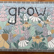Mosaic for the potting shed - course: Modern Mosaic Art: Make Floral Compositions with Tiles. Un progetto di Artigianato di jo.tilley - 15.04.2023