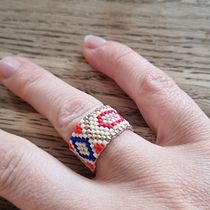 Mon projet du cours : Bijoux tissés en perles : créez des motifs élégants. Un progetto di Design di accessori, Artigianato, Design di gioielli e Fiber Art di Marion FONSECA - 16.04.2023