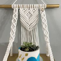 Mi proyecto del curso: Introducción al tapiz de macramé. Un progetto di Design di accessori, Artigianato, Fiber Art, Macramè e Textile Design di Romina Muñoz - 16.04.2023