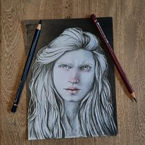 Mi proyecto del curso: Retrato creativo en claroscuro con lápiz. Un projet de Illustration traditionnelle, Dessin au cra, on, Dessin de portrait, Dessin artistique, Dessin aux cra , et ons de couleur de Grecia capistran - 17.04.2023