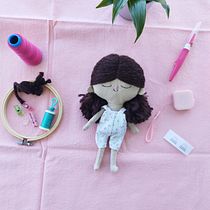 Mi proyecto del curso: Muñecos de tela: diseño, costura y creación de contenido. Un projet de Artisanat, Conception de jouets, Réseaux sociaux, Photographie smartphone, Photographie de produits, Couture, Photographie pour Instagram , et Confection de patrons et vêtements de Flavia Ceballos - 25.04.2023