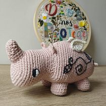 Mi proyecto del curso: Diseño y creación de amigurumis Rinoceronte. Arts, Crafts, To, Design, Fiber Arts, DIY, Crochet, Amigurumi, and Textile Design project by Deliana Mata - 04.21.2023