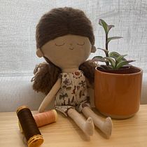 Mi proyecto del curso: Muñecos de tela: diseño, costura y creación de contenido. Un projet de Artisanat, Conception de jouets, Réseaux sociaux, Photographie smartphone, Photographie de produits, Couture, Photographie pour Instagram , et Confection de patrons et vêtements de cristina.alberich - 24.04.2023