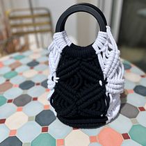 My project for course: Design and Creation of Macramé Handbags. Un projet de Design , Création d'accessoires, Artisanat, Couture, Art textile, Macramé , et Design textile de Cristina Brebeanu - 25.04.2023