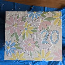 My project for course: Modern Mosaic Art: Make Floral Compositions with Tiles. Un progetto di Artigianato, Design e creazione di mobili, Ceramica, Interior Design e DIY di Sophia Bülow - 29.04.2023