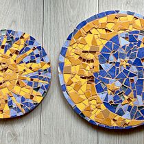 My project for course: Modern Mosaic Art: Make Floral Compositions with Tiles. Un progetto di Artigianato, Design e creazione di mobili, Ceramica, Interior Design e DIY di Kamila Kościuk - 27.04.2023