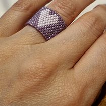 Mi proyecto del curso: Diseño de accesorios con cuentas: teje patrones elegantes. Un progetto di Artigianato, Design di gioielli, Fiber Art e Design di accessori di Catalina Valverde - 02.05.2023