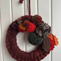 Mein Abschlussprojekt für den Kurs: Design und Schöpfung von Pompons. Artesanato, Decoração de interiores, DIY, e Design têxtil projeto de Sabine-Ines Reip - 10.05.2023