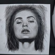 My project for course: Artistic Charcoal Portraiture: Creating Atmosphere. Ilustração tradicional, Artes plásticas, Desenho, Desenho de retrato, Desenho realista, e Desenho artístico projeto de meital shitrit - 02.05.2023