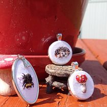 My project for course: Miniature Needlework: Make Embroidered Jewelry. Un projet de Design de bijoux, Broderie , et Design textile de jenniferann2211 - 06.05.2023