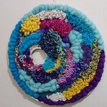 My project for course: Circular Weaving for Colorful Wall Decor. Artesanato, Design de interiores, Pattern Design, Tecido, Tecelagem, e Design têxtil projeto de Roxana Echeverria Leal - 30.04.2023