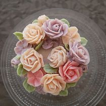 4" strawberry ripple vanilla cake decorated with buttercream flowers. Design, and DIY project by zammitlor - 05.09.2023