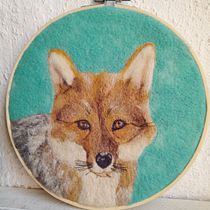 Zorro culpeo (Lycalopex culpaeus). Arts, Crafts, Fiber Arts, Naturalistic Illustration, Needle Felting, and Textile Design project by Celeste Santibáñez - 05.07.2023