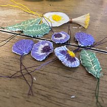 My project for course: Stumpwork Embroidery: Create 3D Ornaments . Een project van Sieradenontwerp, Borduurwerk y Textielontwerp van Steph Auteri - 18.05.2023