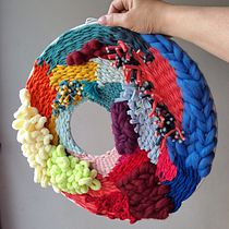 My project for course: Circular Weaving for Colorful Wall Decor. Un proyecto de Artesanía, Diseño de interiores, Pattern Design, Tejido, Telar y Diseño textil de Pavlina PahuAteliér - 19.05.2023