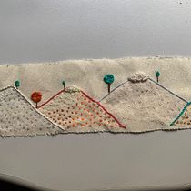 Meu projeto do curso: Técnicas básicas de bordado: pontos, composições e escalas cromáticas. Un projet de Création d'accessoires, Création de costumes, Broderie, Théorie des couleurs , et Design textile de Jheik Maia - 21.05.2023