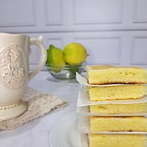 Mi proyecto del curso: Fotografía de alimentos: Cuadraditos de limon . Un proyecto de Iluminación fotográfica, Fotografía gastronómica, Food St y ling				 de florcarriondevita - 23.05.2023