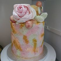 My project for course: Cake Design: Modern Decorating Techniques. Un progetto di Design e DIY di Seven Dolarose Clara Thiruchelvam - 25.05.2023