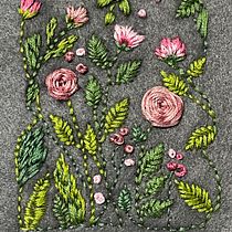 Mi proyecto del curso: Técnicas de bordado para motivos florales en fieltro. Un progetto di Design di accessori, Artigianato, Pattern design, Illustrazione botanica e Textile Design di Ana Quesada - 28.05.2023