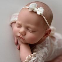 My project for course: Newborn Photography 101: Capture Their First Moments. Un proyecto de Fotografía de retrato, Fotografía digital y Fotografía artística de scrapnail - 30.05.2023
